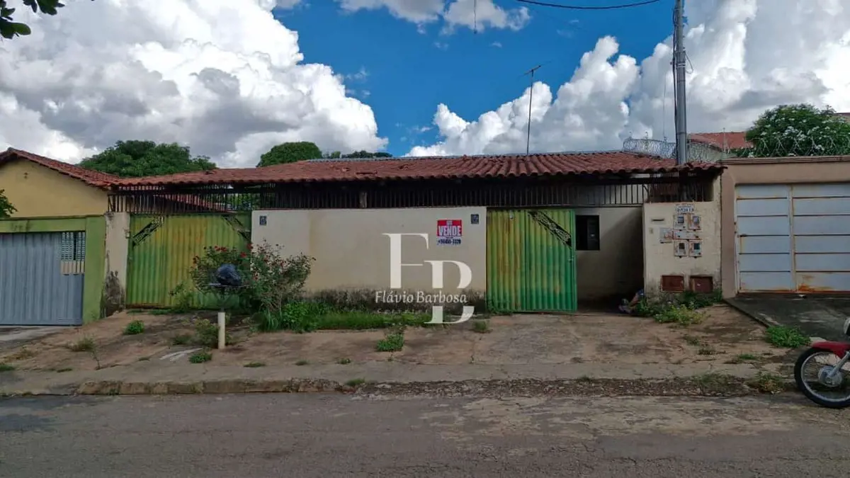 Casa Usada com 2 barracões independentes.Casa de 3 quartos sendo 1 suíte, banhei...