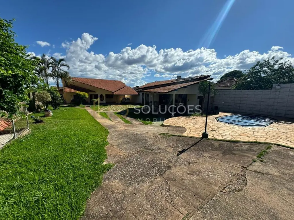 4 Quartos | 4 Vagas | Churrasqueira | Armários | Terreno: 900m² | Construção: 35...