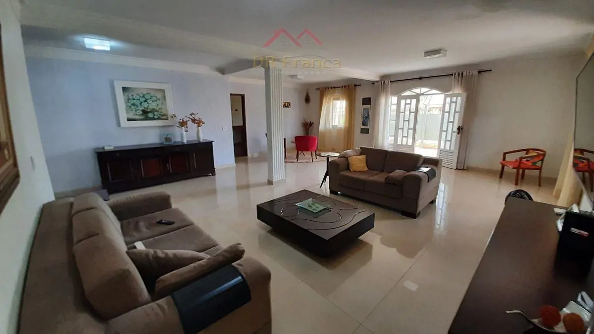 casa térrea escriturada Área Total: 582,80m².Área Construída: 349m²Sala 02 ambie...