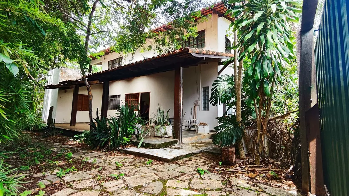 CASA GRANDE NO CONDOMÍNIO LAGO SUL II LOCALIZADA NO ALTIPLANO LESTE RUA 05, NO C...