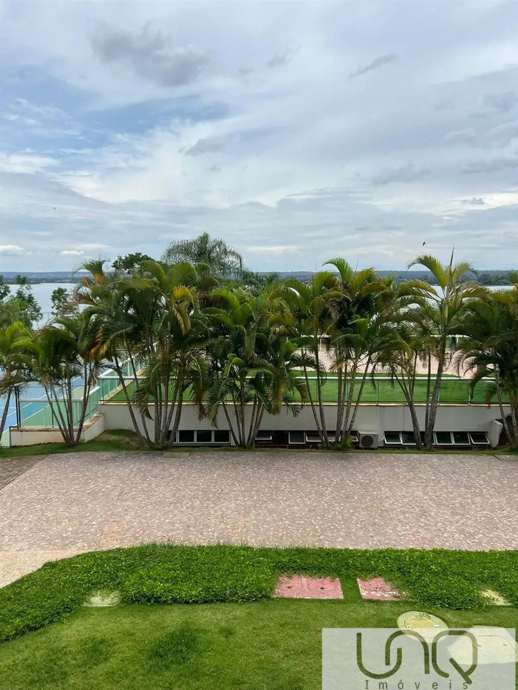 Originalmente com 4 quartos, o apartamento foi reformado e atualmente possui 2 q...