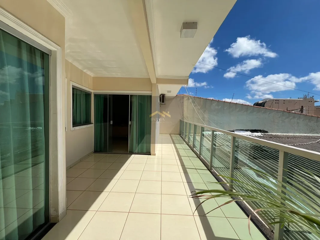 Batista Soluções Imobiliária vende casa bastante espaçosa em Taguatinga, localiz...
