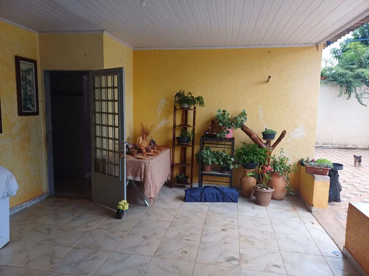 Descubra esta charmosa casa situada na Área Especial 01, no Sol Nascente, trecho...