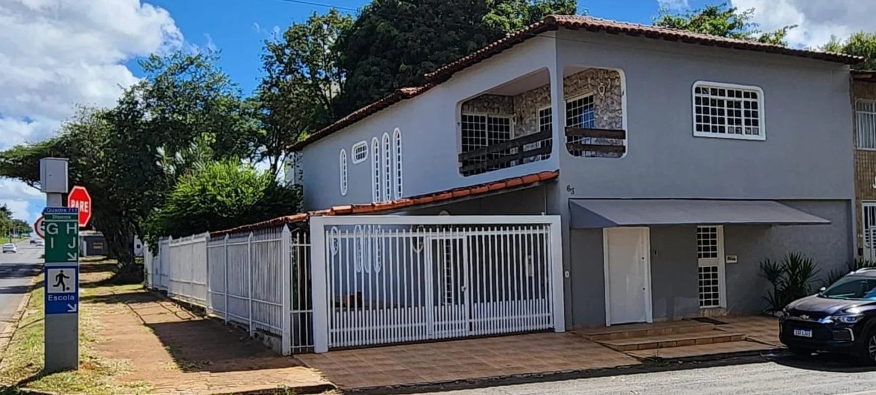 Ótima casa de esquina com ampla área verde.Casa composta de 4 quartos sendo (3 s...