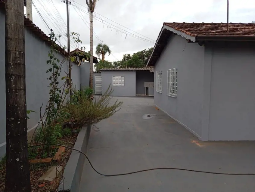 A chácara contem uma casa muito aconchegante, são 3 quartos, sendo 2 suítes, coz...