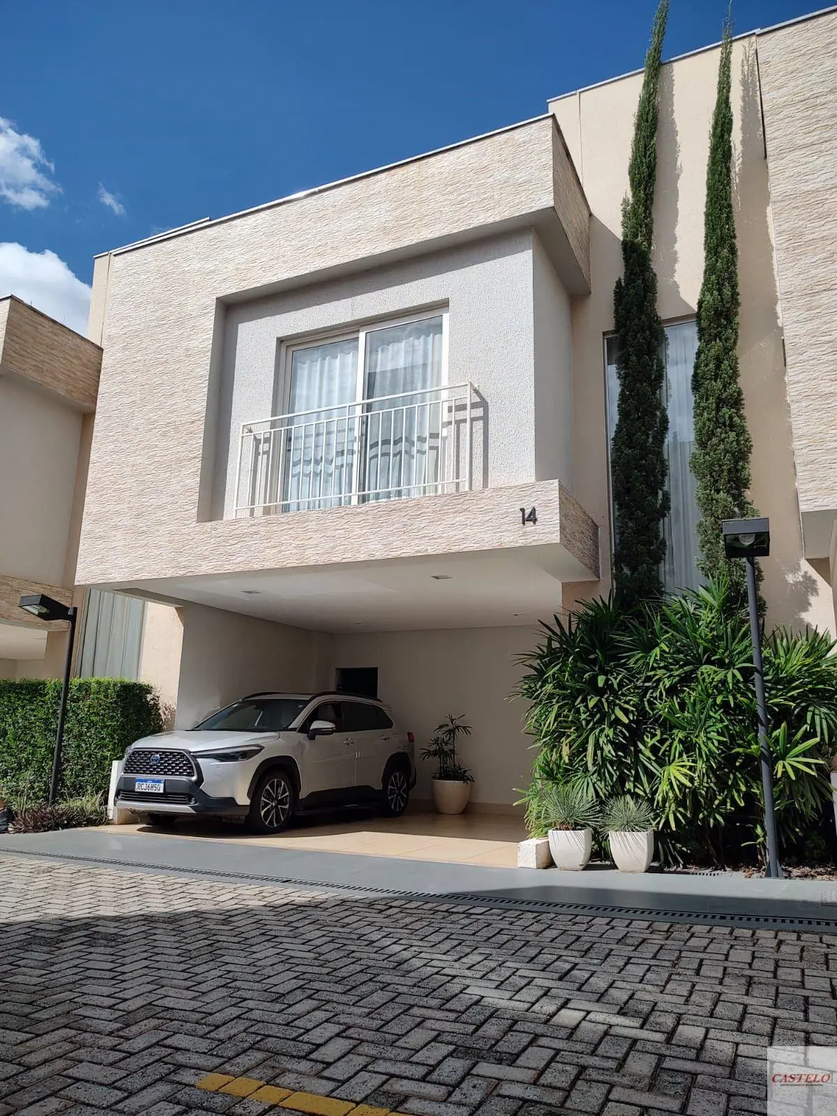 Área do terreno 258 m².Área construída 156 m².PISO SUPERIOR: 3 suítes plenas, ri...