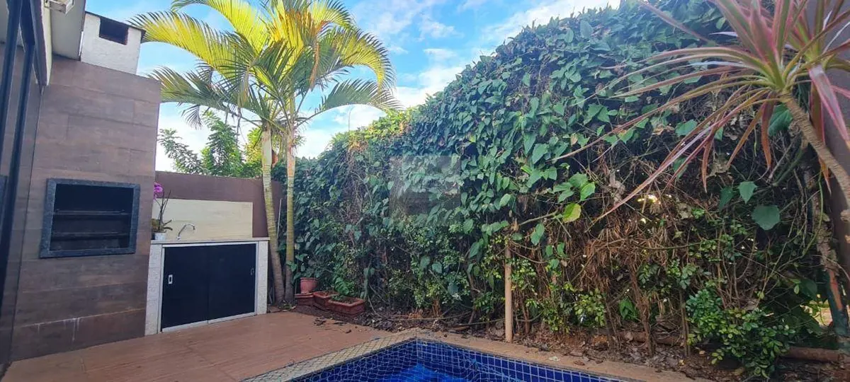 Casa composta por: - 1 quarto com armários planejados e ar condicionado.- 1 quar...