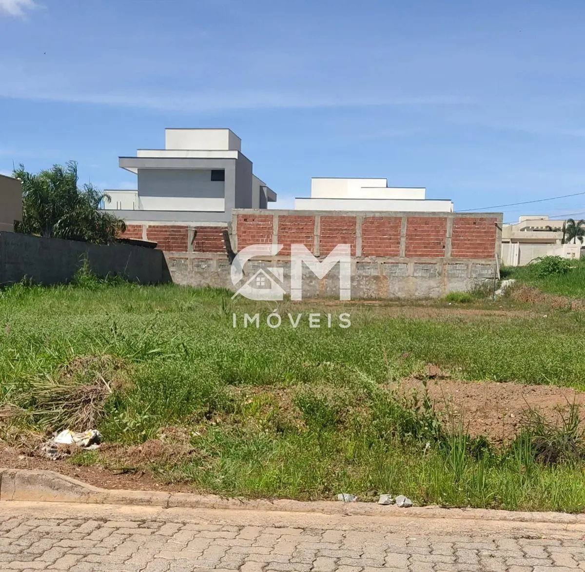 Terreno com 658 m²;100% escriturado.Já tem análise de solo.- Condomínio O condom...