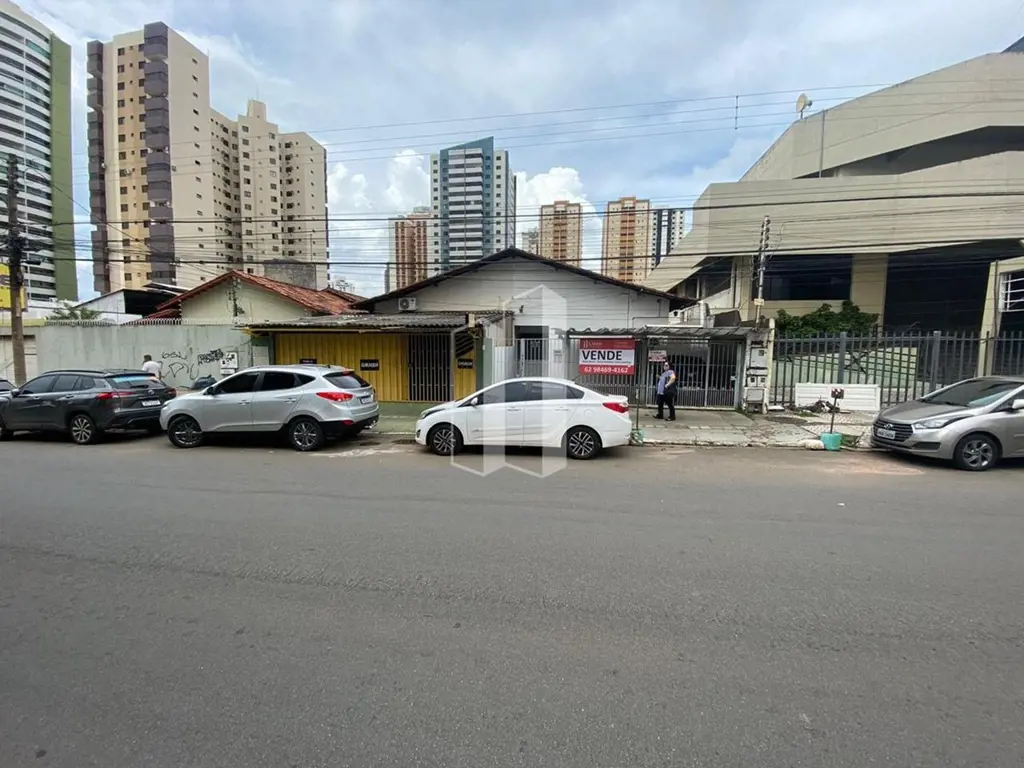 ÁREA COMERCIAL - SETOR BUENO Área Adensável Área 750m2 Possui 3 Casas no terreno...