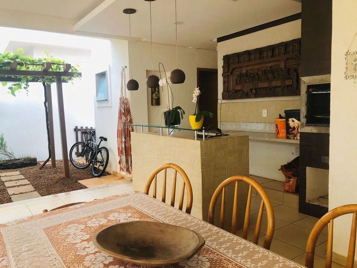 CASA TERREA COM 5 QUARTOS SENDO 3 SUÍTES E UMA DELAS MÁSTER, SALAS DE ESTAR E JA...