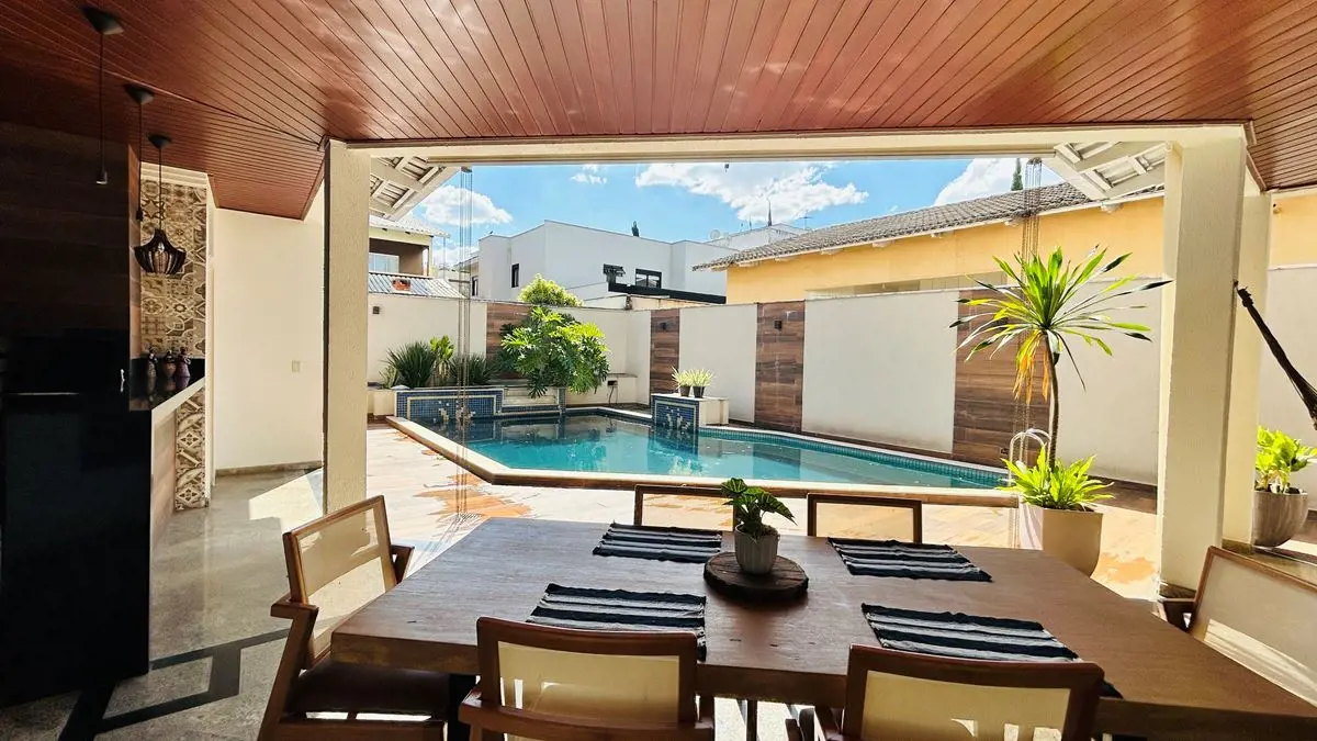 Sobrado com 3 suítes, sala íntima, sacada, salas de estar, jantar e home cinema,...