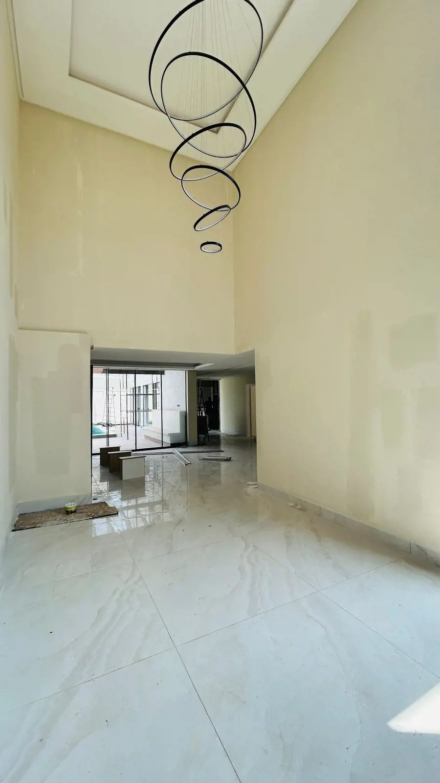 Sobrado com 5 suítes sendo 1 na parte de baixo, muito armário, sala íntima, sala...