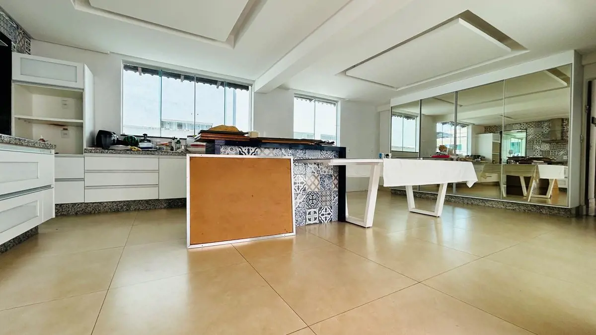 Sobrado com 4 quartos sendo 2 suítes, banheiro social, 489 m² de terreno e área ...