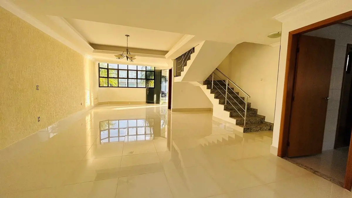 São 4 quartos sendo 3 suítes e uma delas master, sacada na frente da casa, salas...