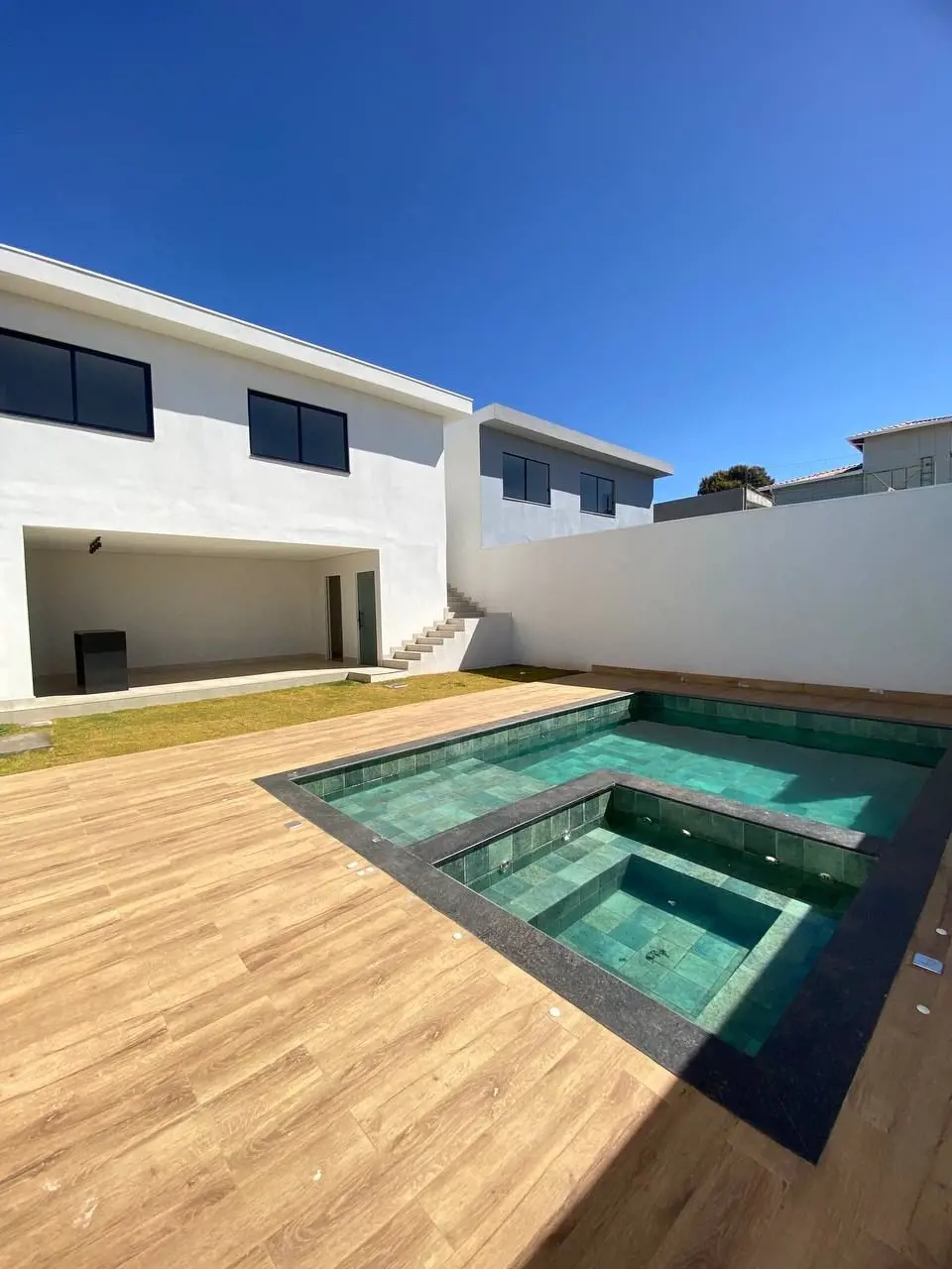 CASA DE ALTO PADRÃO COM 3 SUÍTES E LAZER NA ARNIQUEIRAApresentamos esta espetacu...