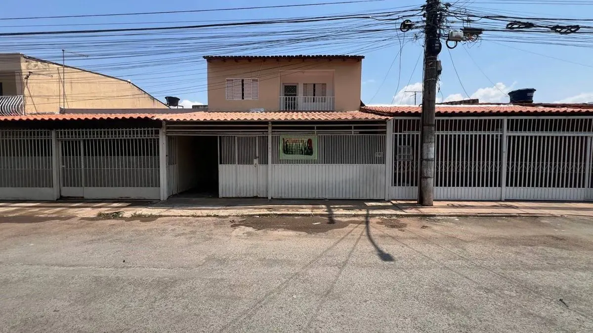 SOBRADO EXCLUSIVO COM 5 QUARTOS E ESTRUTURA SÓLIDA NA QR 406 Este sobrado único ...