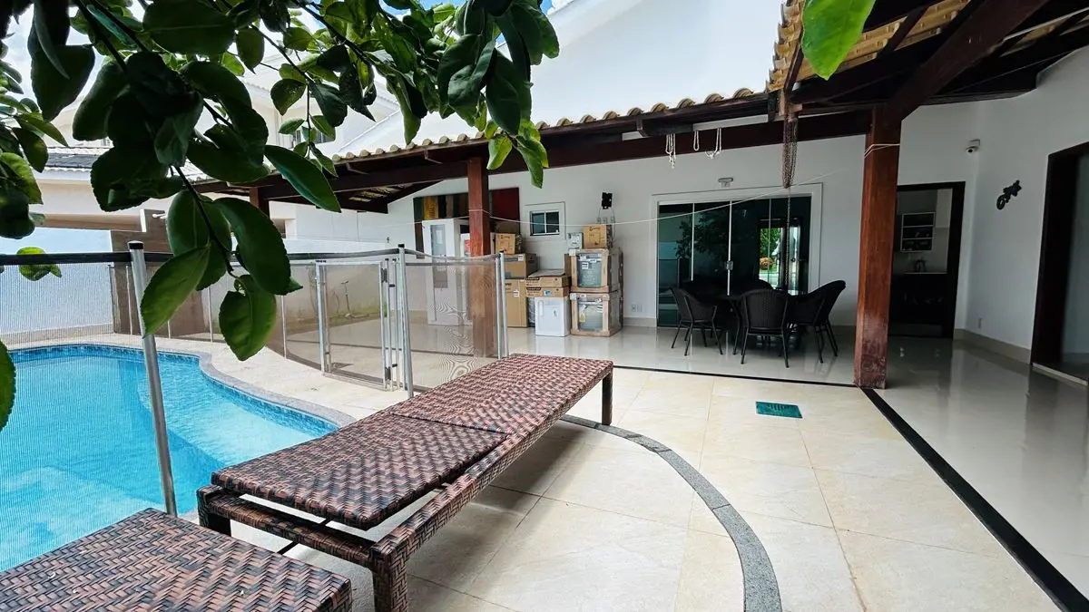 Casa térrea, são 4 suítes, com 250 m² de área construída e 498 m² de lote, salas...