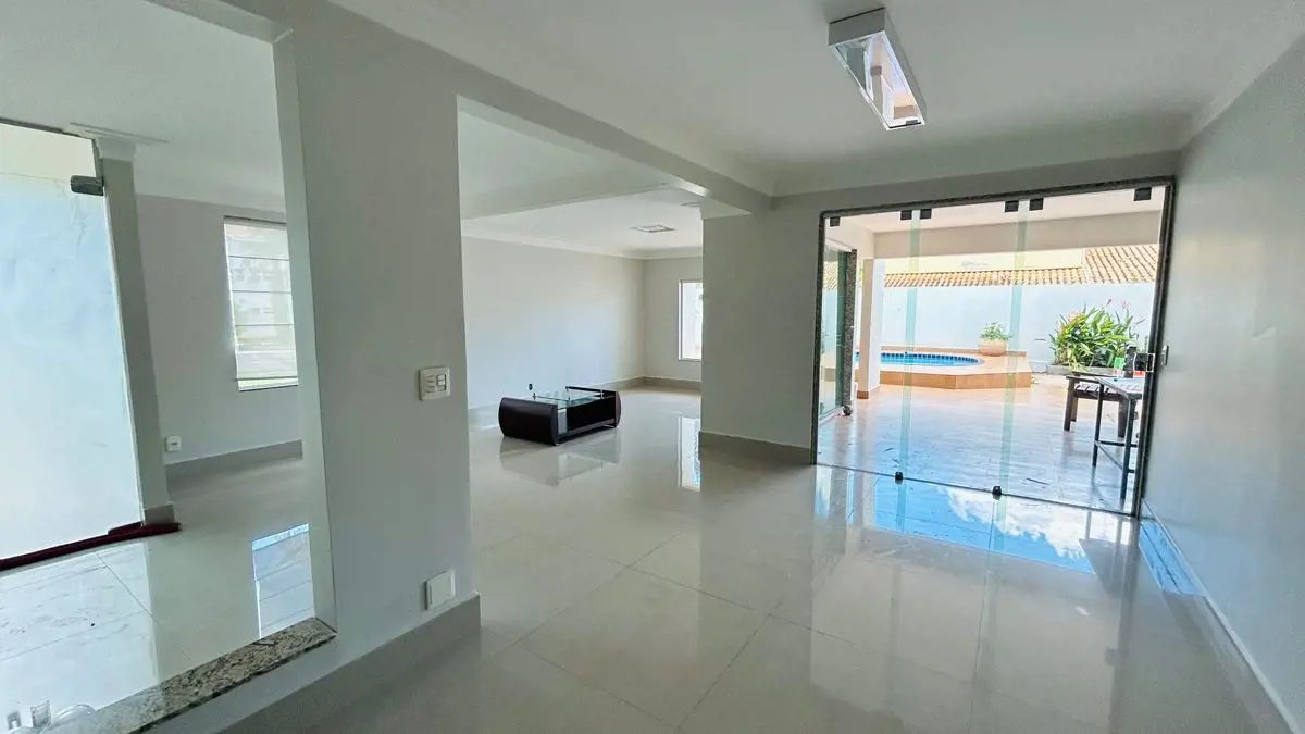 Sobrado com 4 suítes sendo 1 máster, com uma área de 354 m² de área construída e...