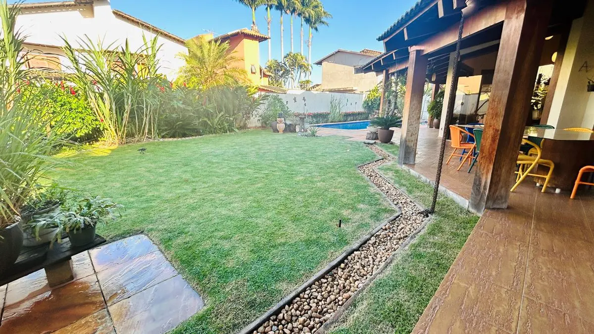 SOBRADO COM 4 SUÍTES SENDO UMA DELAS MÁSTER, SALAS DE ESTAR E JANTAR COM PÉ DIRE...