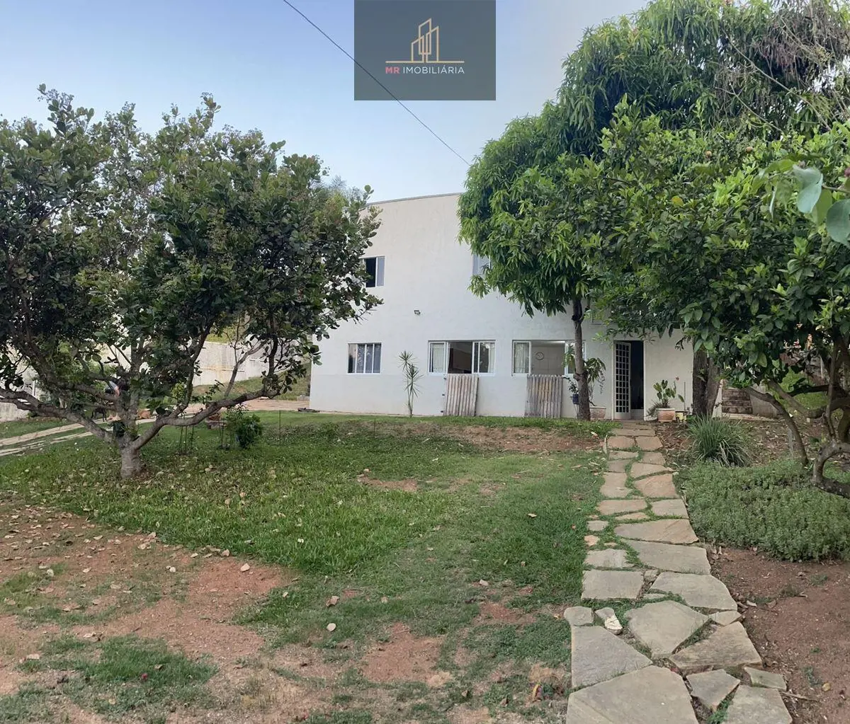 Área interna: 1º pavimento Cozinha bem ampla com armários; Área de serviço cober...