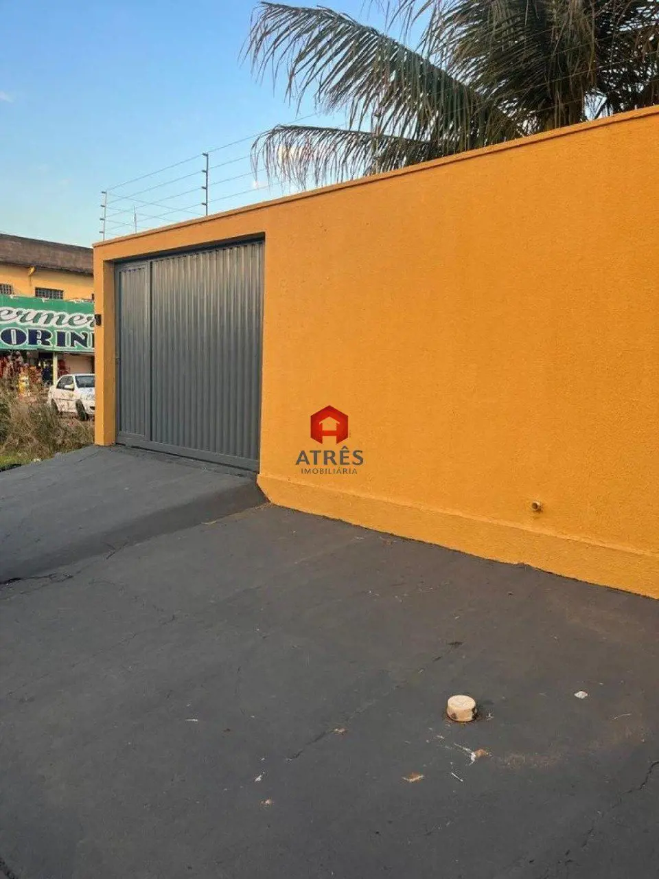 Casa residencial com aproximadamente 65m² de área construída composta de 2 quart...