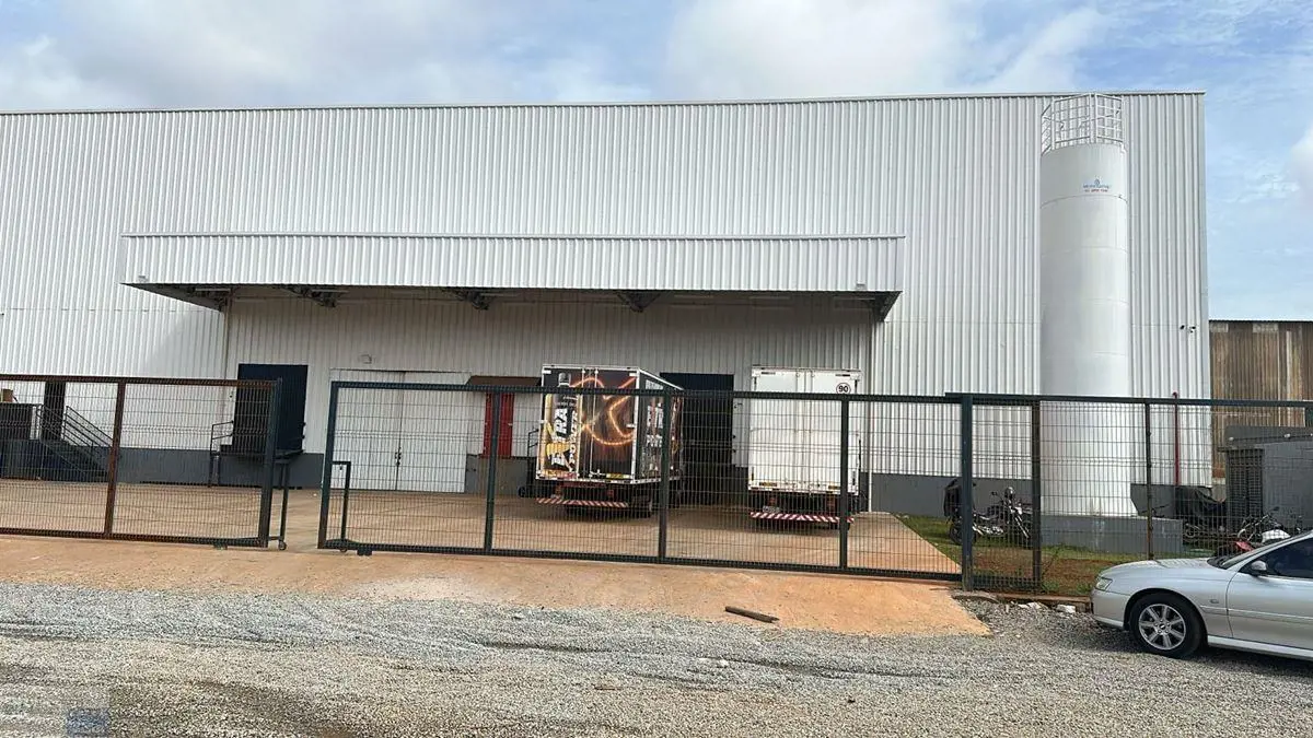 Divino Imóveis aluga excelente galpão:Cada galpao, sendo 2: podendo dividir meio...