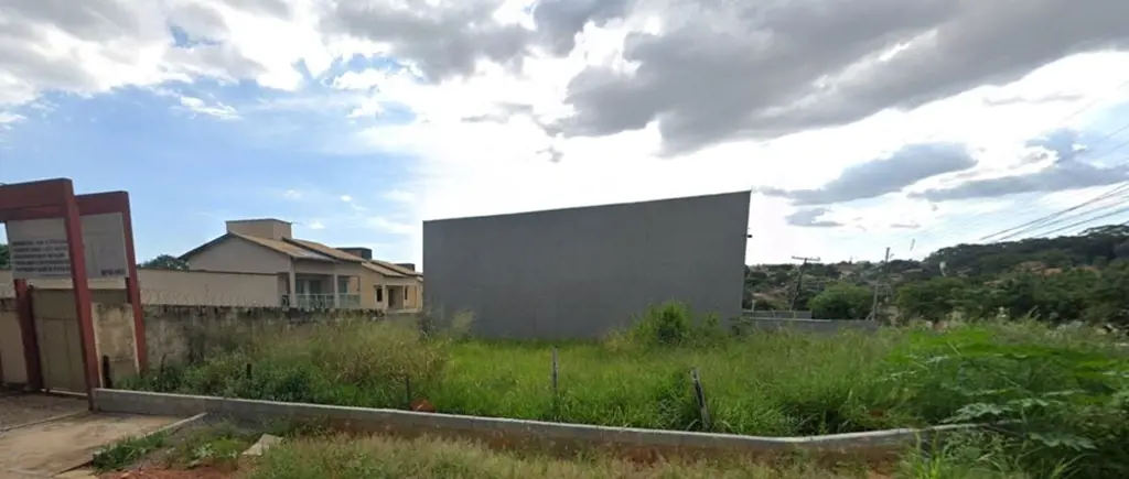 Excelente lote de esquina com 410,00m², localizado na avenida principal do Bairr...