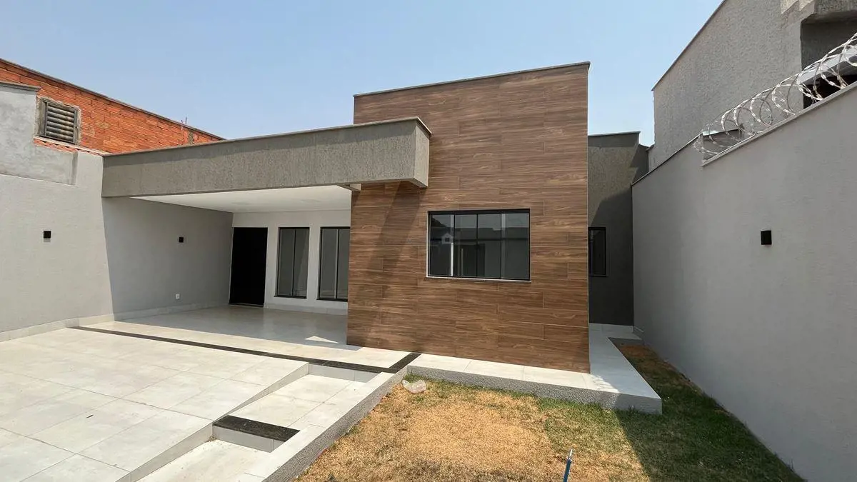 Casa sozinha no lote 3 quartos um sendo suíte Entre em contato e agende sua visi...