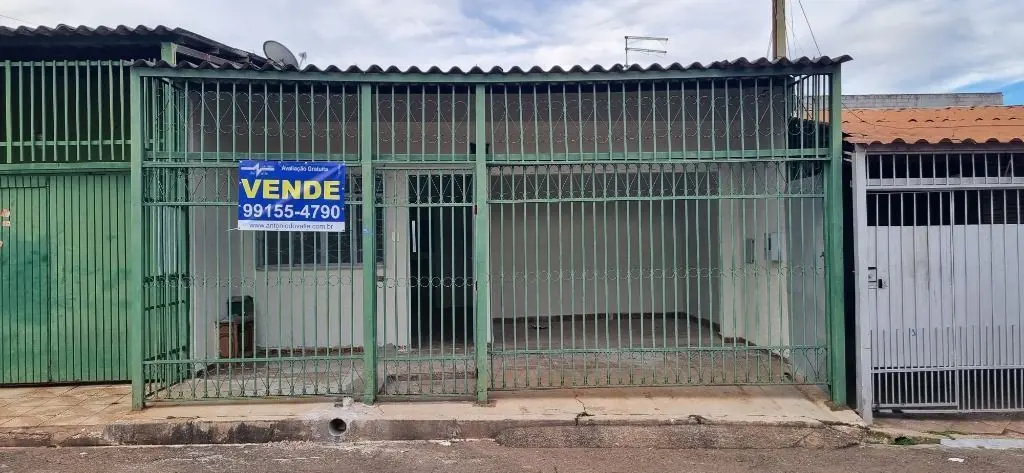 Casa com varanda, sala para 2 ambientes, 3 quartos sendo 1 suíte, copa, cozinha,...