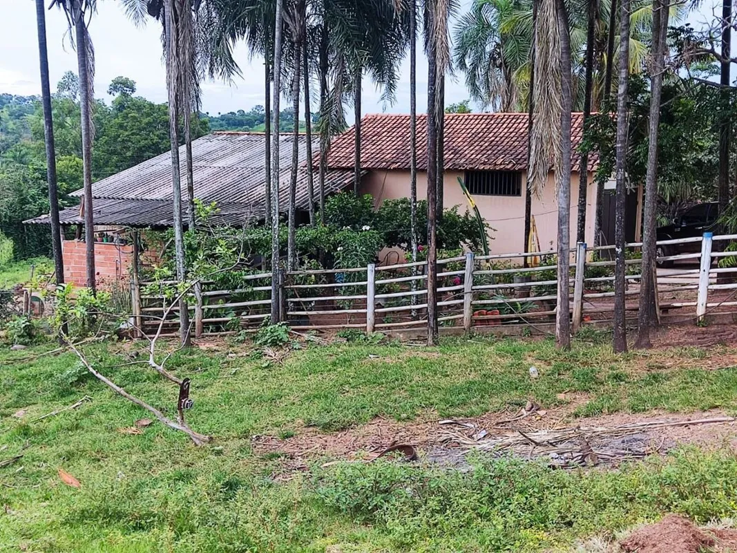 Sitio em Guapó GoiásÁrea total com 2 alqueires ou seja 9,68 hectares. todo forma...