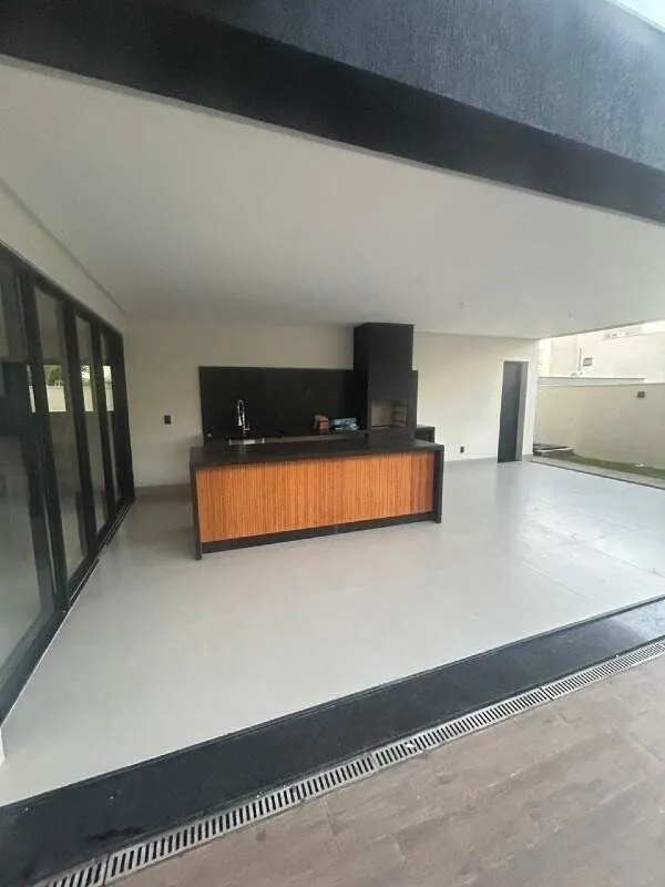SOBRADO DE ALTO PADRÃO NO PORTAL DO SOL GREEN - GOIÂNIA/GOApresentamos este belí...