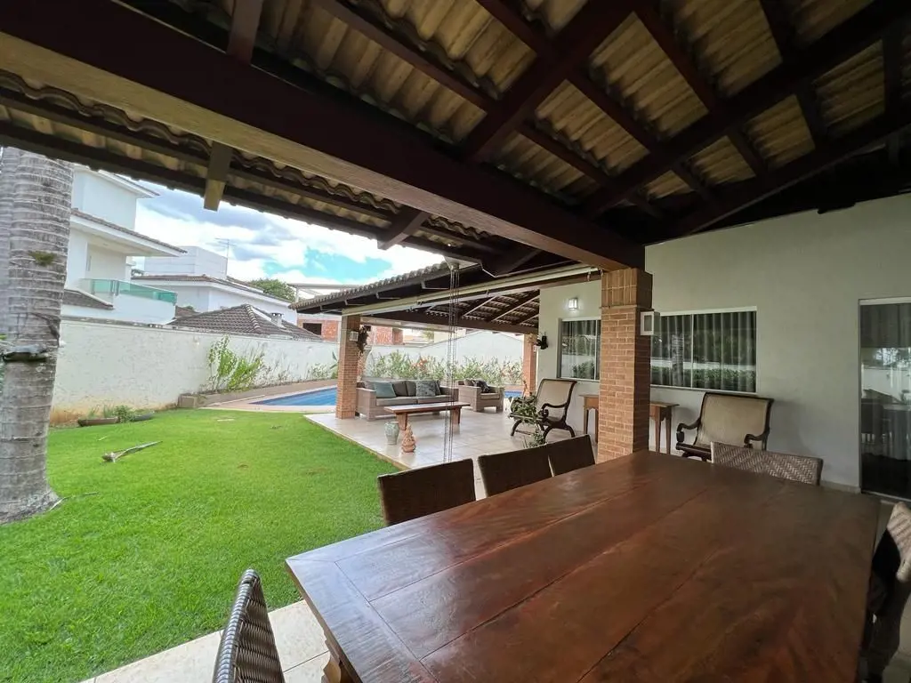 Sobrado - Jardins VienaExcelente sobrado com dois lotes, perto da portaria e em ...