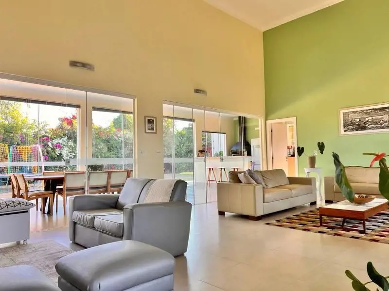 Essa casa está localizada em um dos bairros mais nobres de Brasília, garantindo ...