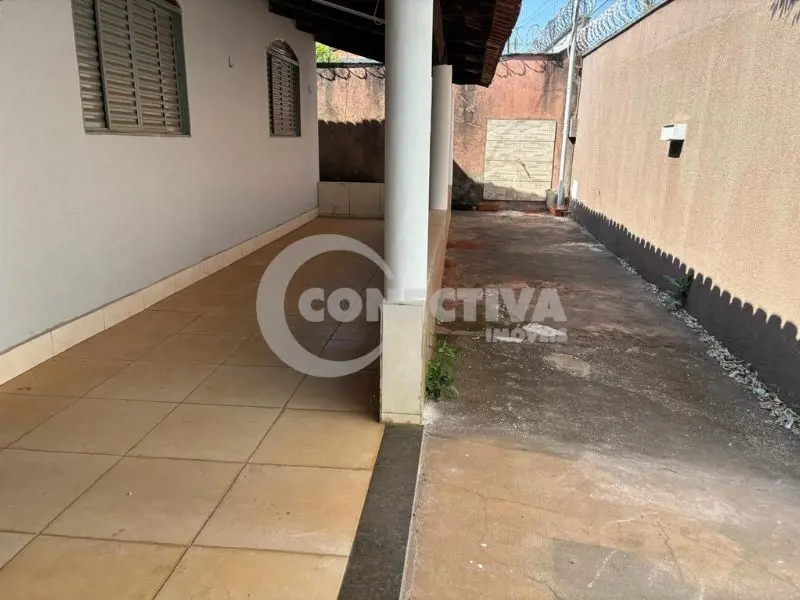  Comentários do corretor: Casa 4 quartos sendo uma suite, duas salas, banheiro s...