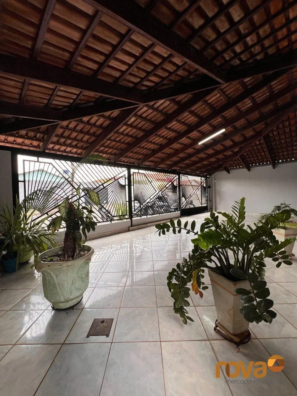 Casa de 3 quartos com uma suíte, banheiro social, sala de Tv, Sala de jantar, ca...