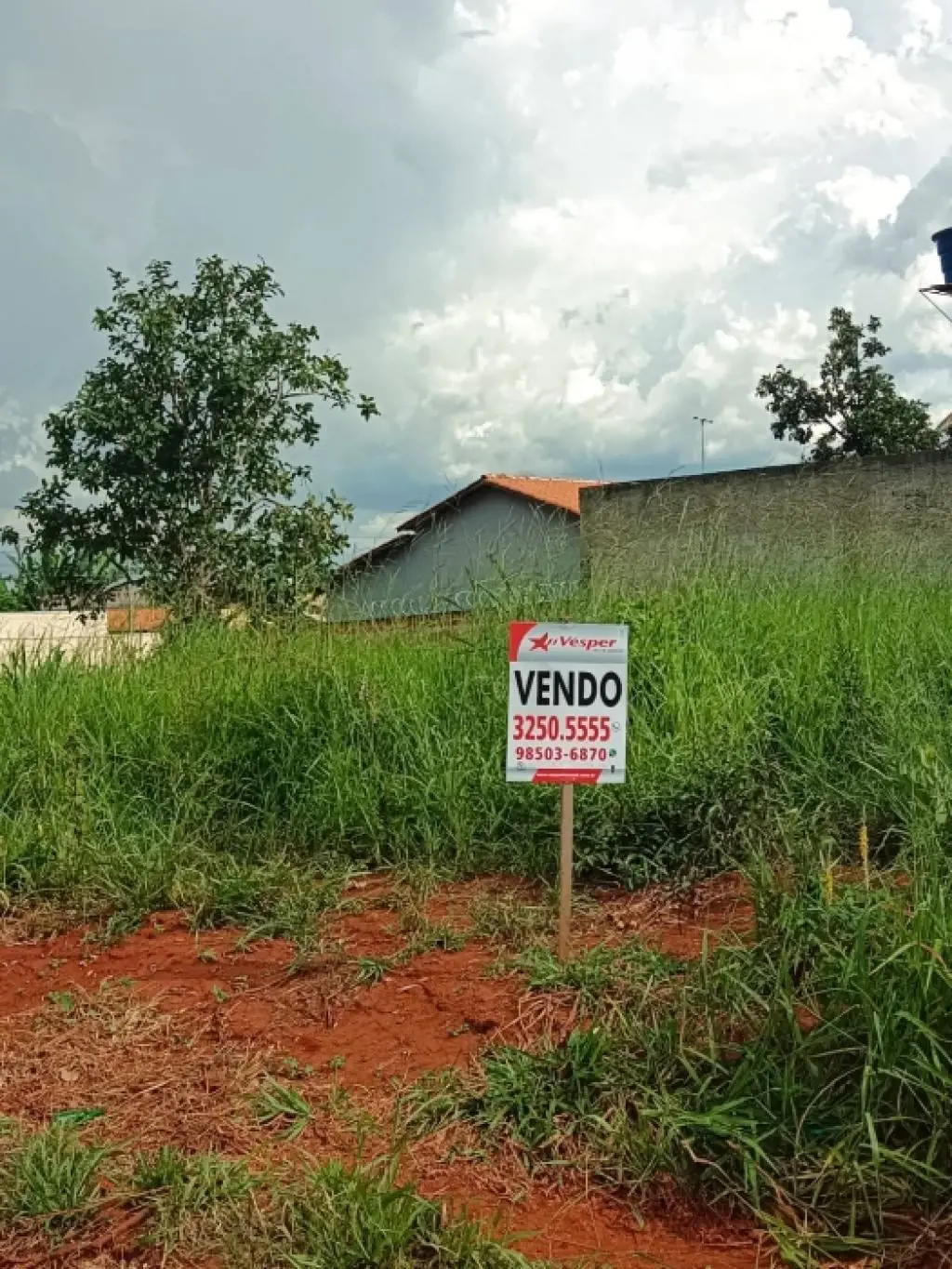 Lotes de cabeça de quadra esquina com a Rua RSL-1, área residencial com linha de...