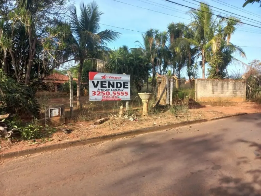 Excepcional área com 9.322,95 m², medindo: 91,56 metros de frente, para a Rua Pe...