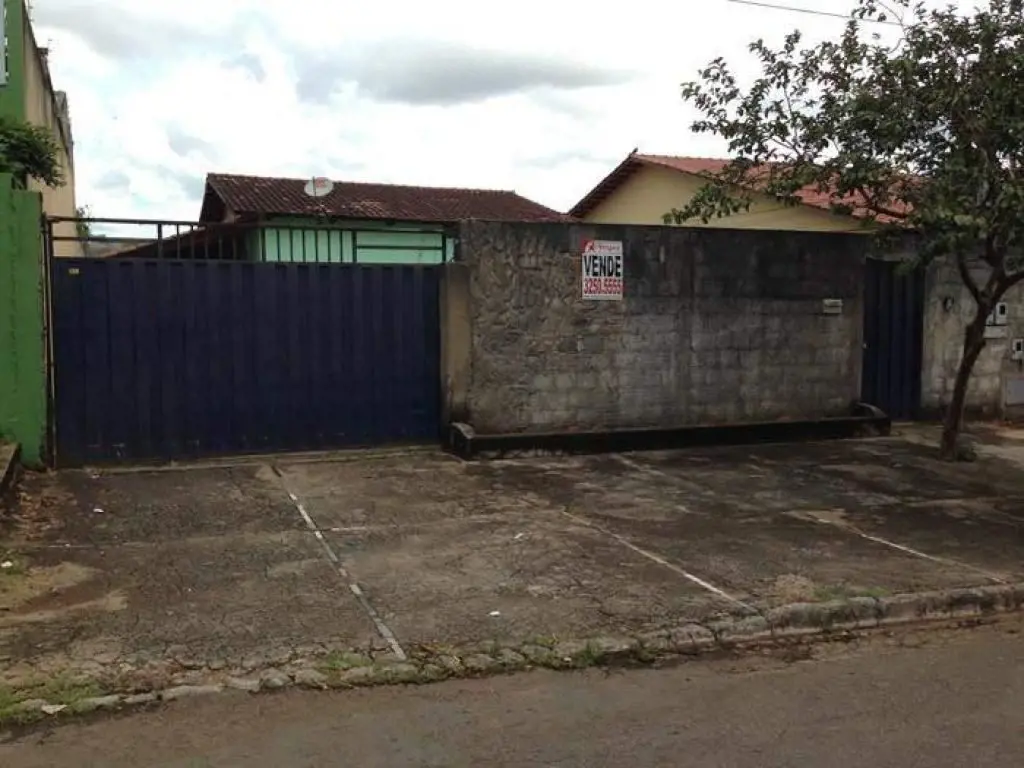 Lote de 429,00m², sendo 13,00m² de frentes, 13,00m² de fundos com o lote 05, 33,...