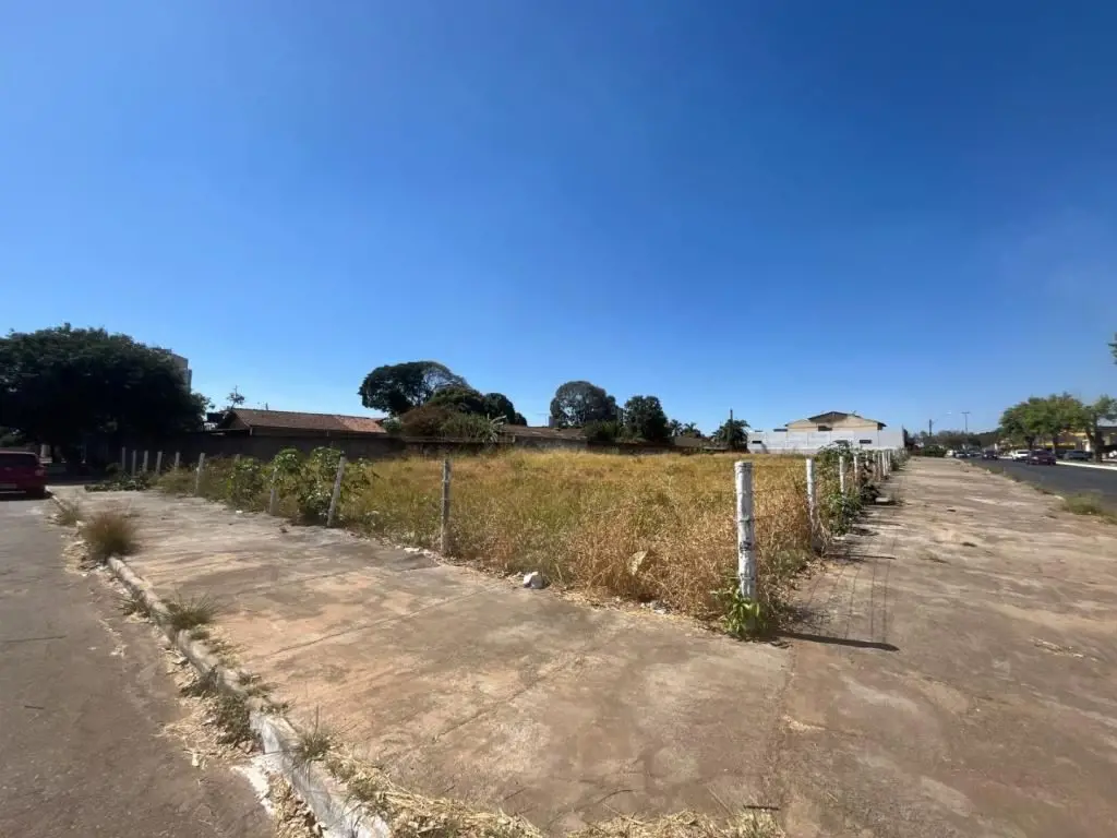Área com 3.216,1 m2, composta por 08 lotes ( 04 ao 11), todos com frente para av...
