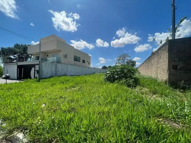 Lote com área de 574 m2, laterais muradas e próximo a Praça 25 de janeiro. Fones...