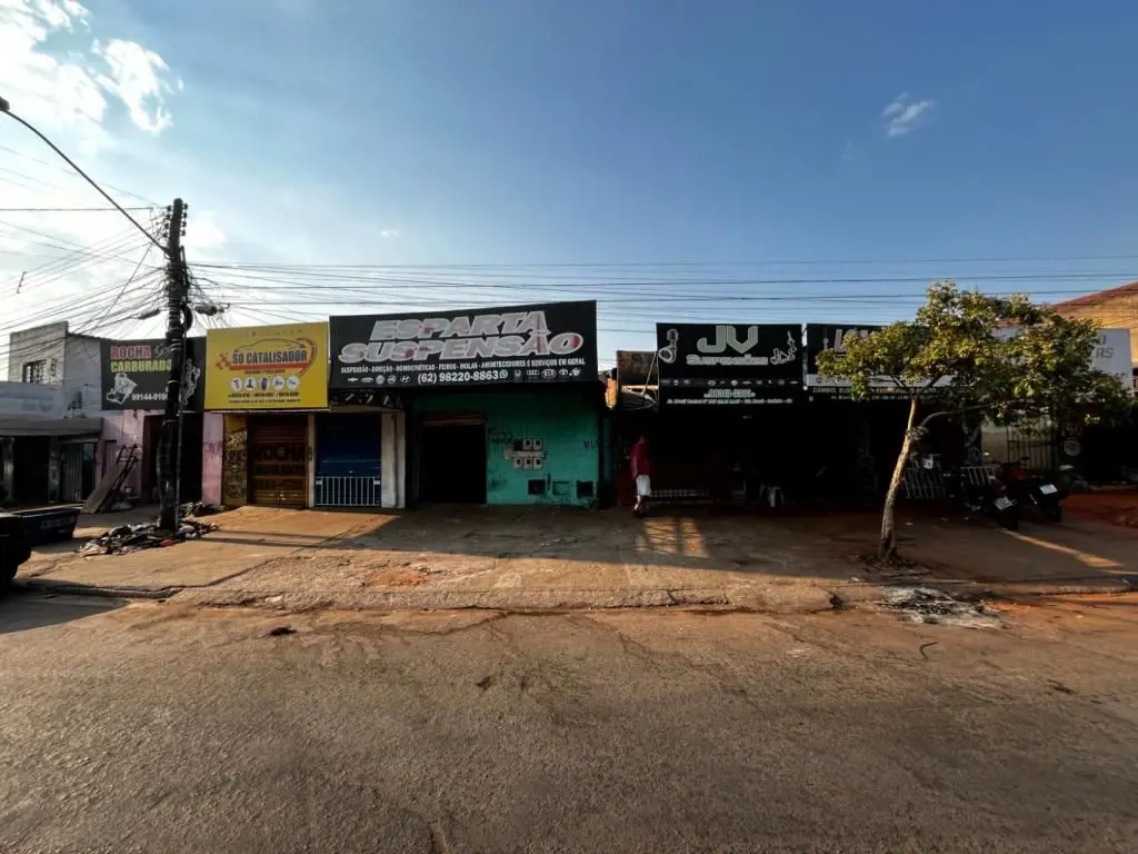 Loja com 01 porta de aço, 01 banheiro e mais 03 cômodos. Fones (62)3250-5500 Wha...