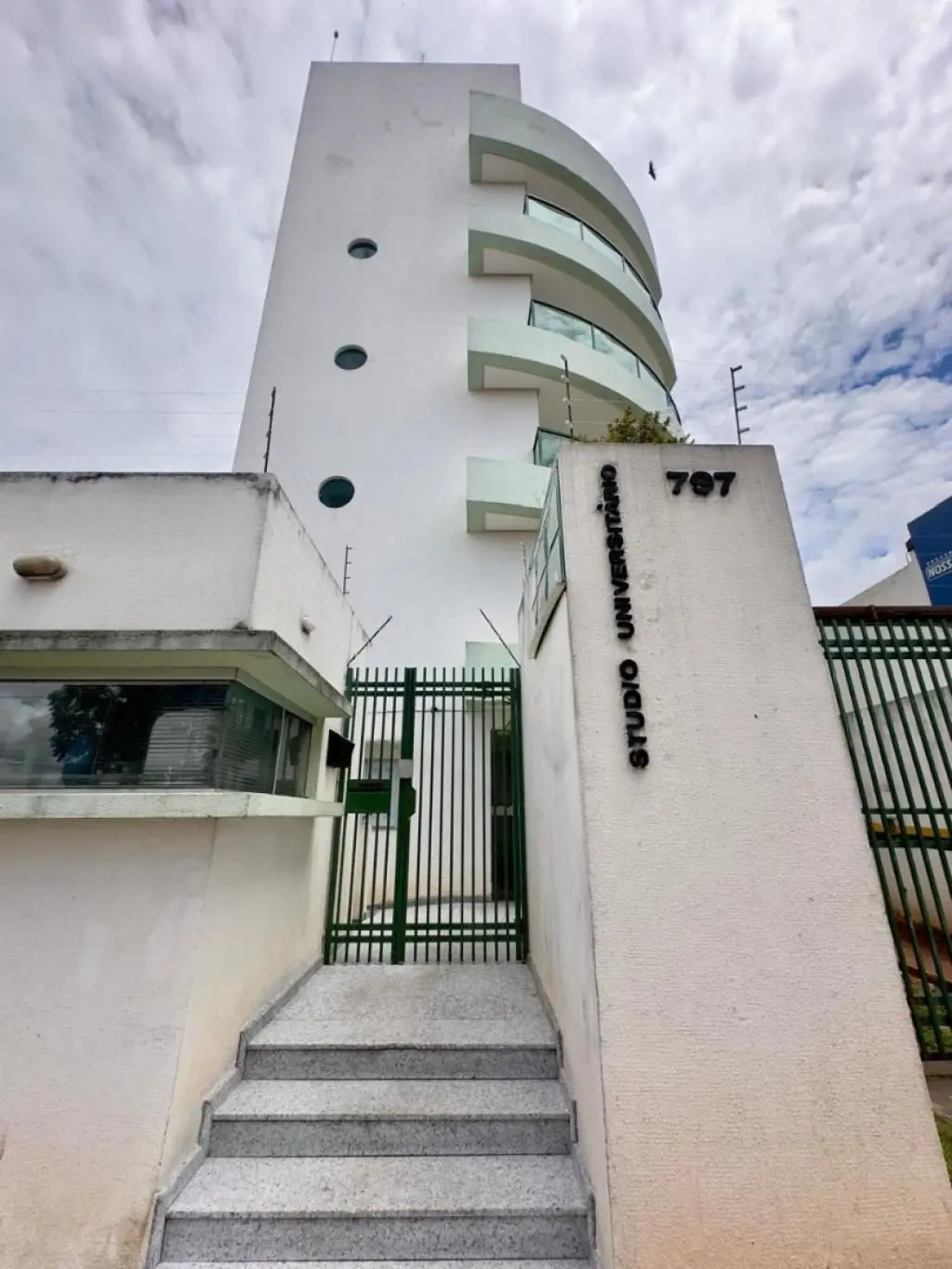 Kitinete com quarto conjugado com sala com armário, cozinha com armário, banheir...