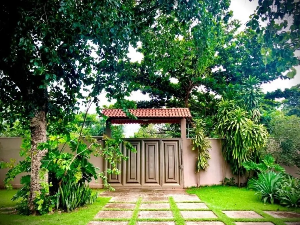 Chácara com área total de 2.150,00 m, toda murada com muros de 2,5 metros de alt...