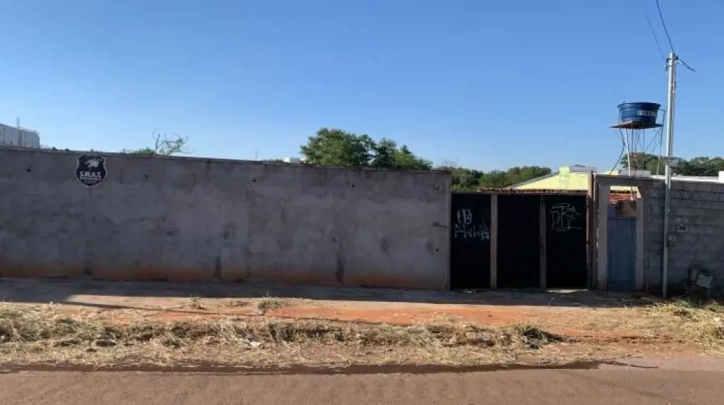 Excelente Chácara com área total de 3.120m², sendo:20,00 metros de frente para a...