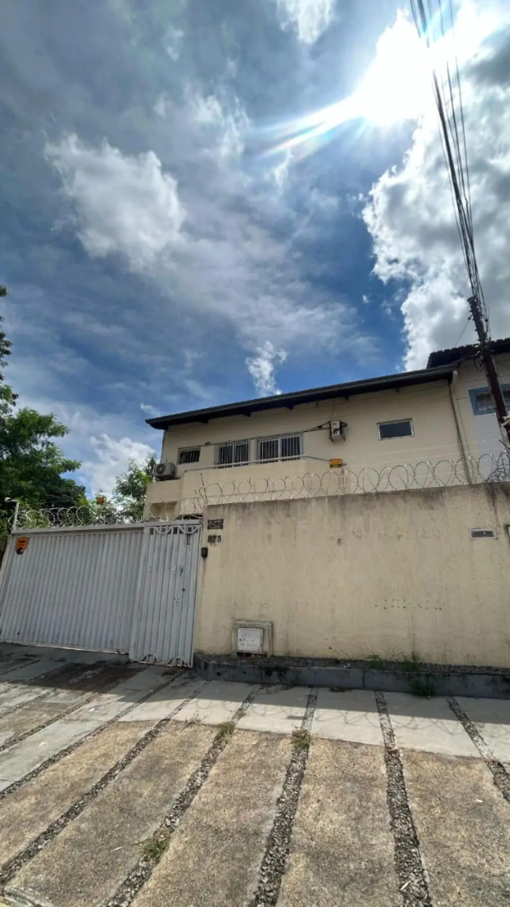 Sobrado geminado sendo 2 suítes com sacada todos com armários, banheiro social e...