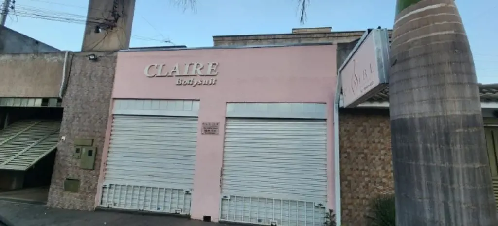 Prédio comercial com aproximadamente 636,00m² de área construída.Contém 1 aparta...