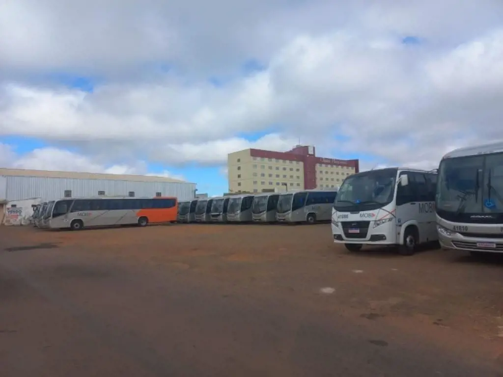 Excelente área composta por 5 lotes (4 à 8) com área total de 1.800m².Área plana...