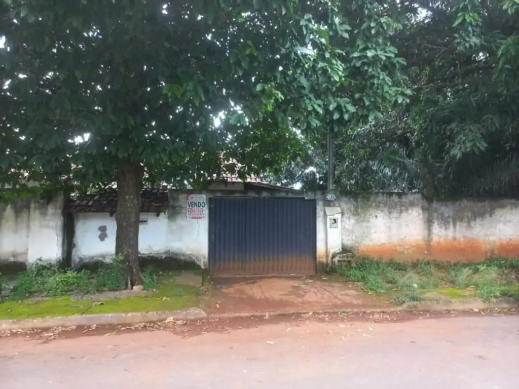 Lote de esquina com barracão simples.Medindo: 8,96m de frente; 19,23m pela linha...