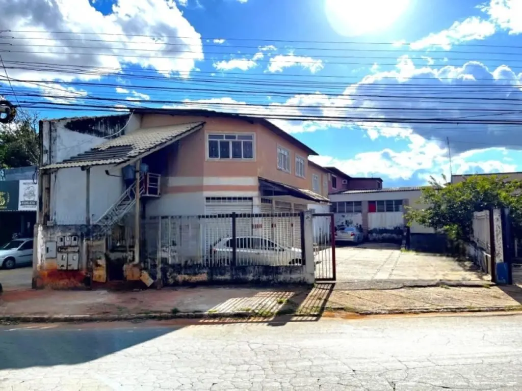 Imóvel comercial, composto por 4 kitnetes, 01 loja e 01 galpão com 176,00 m²Área...