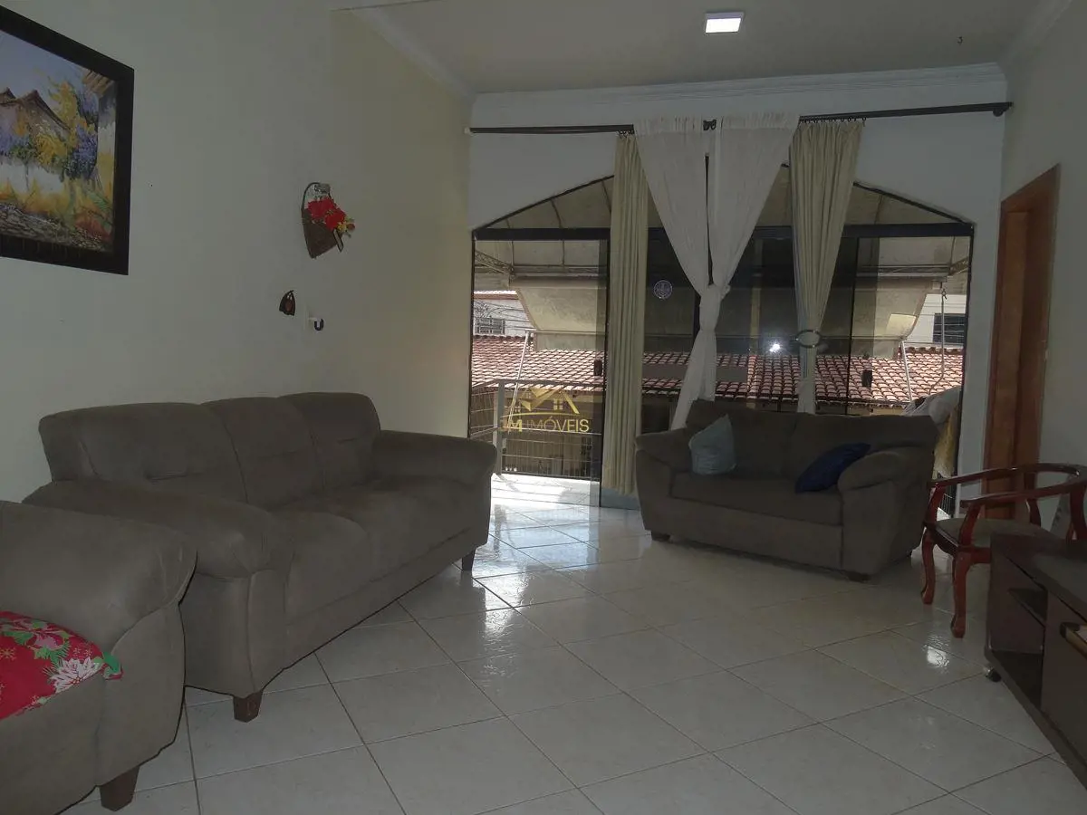  ___________A JM Imóveis vende com EXCLUSIVIDADE casa com ótima localização na Q...